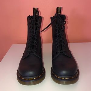 1460 PASCAL VIRGINIA BLACK DR. MARTENS